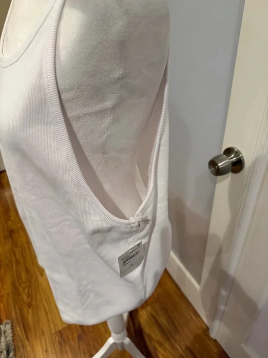 Good American White Scoop Neck Tank- 21” P2P - Picture 3 of 9